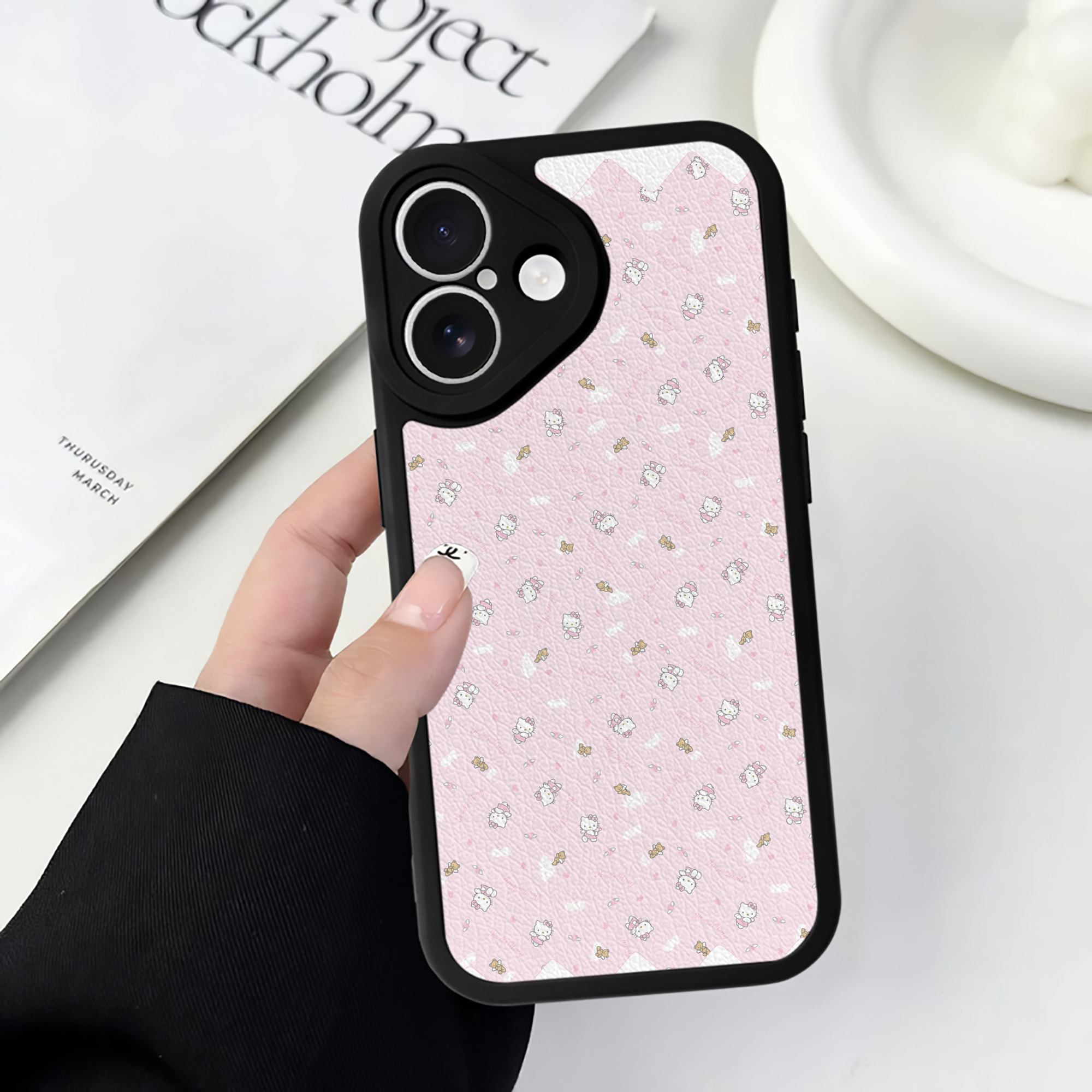 （画像用） Hello Kitty ハローキティ 【iPhone 16シリーズ対応】シリコンスマホケース（レザー調） 材質：シリコン